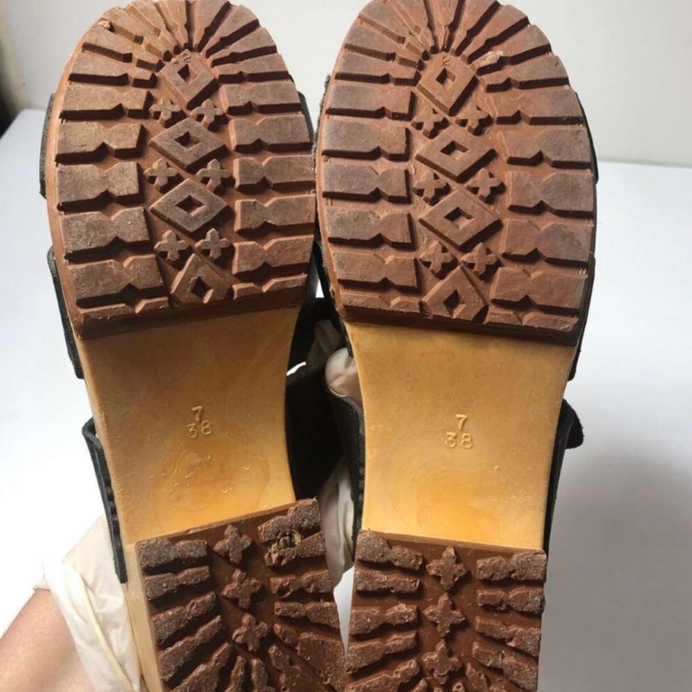 Xhilaration Black Cross-Strap Sandals. Size 7. - Picture 6 of 7